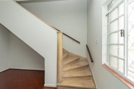 Casa para alugar com 109m², 2 quartos e sem vaga Casa para alugar com 109m², 2 quartos e sem vagaEscada de Acesso aos Quartos