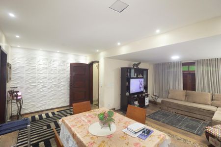 Casa para alugar com 300m², 3 quartos e 2 vagas Casa para alugar com 300m², 3 quartos e 2 vagasSala