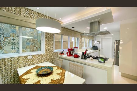 Casa de condomínio à venda com 600m², 4 quartos e 10 vagas Casa de condomínio à venda com 600m², 4 quartos e 10 vagasCozinha