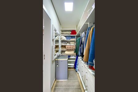 Casa de condomínio à venda com 600m², 4 quartos e 10 vagas Casa de condomínio à venda com 600m², 4 quartos e 10 vagasCloset da Suíte 2