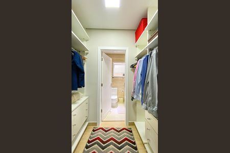 Casa de condomínio à venda com 600m², 4 quartos e 10 vagas Casa de condomínio à venda com 600m², 4 quartos e 10 vagasCloset da Suíte 3
