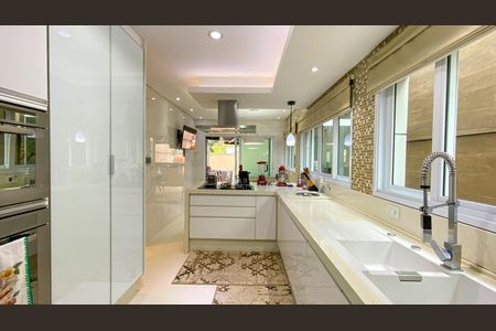 Casa de condomínio à venda com 600m², 4 quartos e 10 vagas Casa de condomínio à venda com 600m², 4 quartos e 10 vagasCozinha