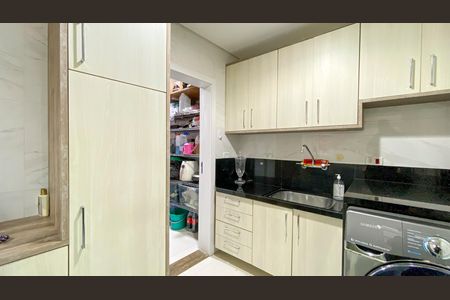 Casa de condomínio à venda com 600m², 4 quartos e 10 vagas Casa de condomínio à venda com 600m², 4 quartos e 10 vagasÁrea de Serviço