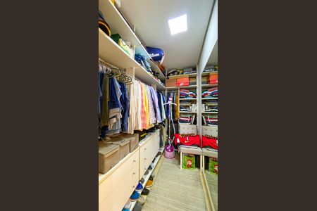 Casa de condomínio à venda com 600m², 4 quartos e 10 vagas Casa de condomínio à venda com 600m², 4 quartos e 10 vagasCloset da Suíte 4