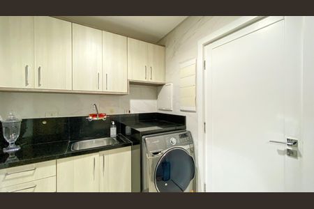 Casa de condomínio à venda com 600m², 4 quartos e 10 vagas Casa de condomínio à venda com 600m², 4 quartos e 10 vagasÁrea de Serviço