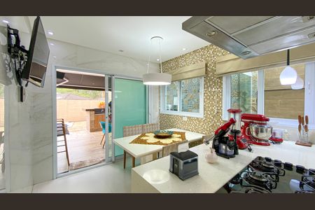 Casa de condomínio à venda com 600m², 4 quartos e 10 vagas Casa de condomínio à venda com 600m², 4 quartos e 10 vagasCozinha