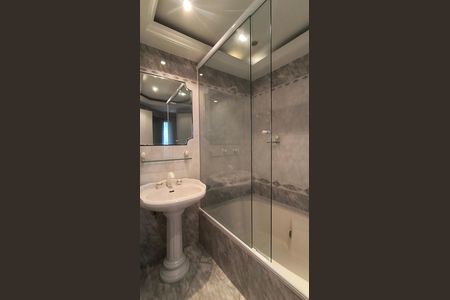 Apartamento para alugar com 300m², 4 quartos e 2 vagas Apartamento para alugar com 300m², 4 quartos e 2 vagasBanheiro da Suíte 2