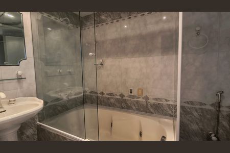 Apartamento para alugar com 300m², 4 quartos e 2 vagas Apartamento para alugar com 300m², 4 quartos e 2 vagasBanheiro da Suíte 2