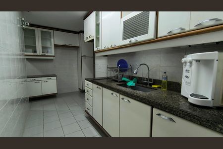 Apartamento para alugar com 300m², 4 quartos e 2 vagas Apartamento para alugar com 300m², 4 quartos e 2 vagasCozinha e Área de Serviço