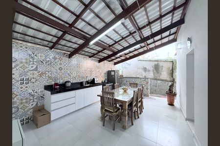 Casa à venda com 290m², 3 quartos e 2 vagas Casa à venda com 290m², 3 quartos e 2 vagasÁrea externa