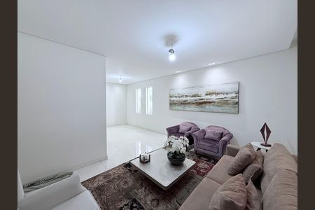 Casa à venda com 290m², 3 quartos e 2 vagas Casa à venda com 290m², 3 quartos e 2 vagasSala