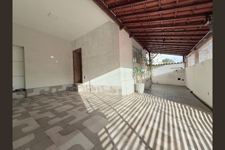 Casa à venda com 290m², 3 quartos e 2 vagas Casa à venda com 290m², 3 quartos e 2 vagasGaragem