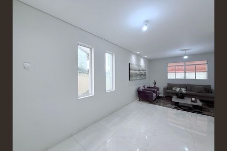 Casa à venda com 290m², 3 quartos e 2 vagas Casa à venda com 290m², 3 quartos e 2 vagasSala