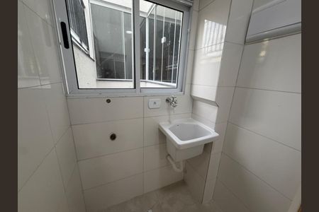 Área de serviço de apartamento para alugar com 2 quartos, 53m² em Jardim Caguassu, São Paulo