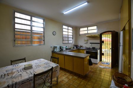 Casa para alugar com 440m², 5 quartos e 4 vagas Casa para alugar com 440m², 5 quartos e 4 vagasCOZINHA