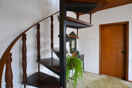 Casa para alugar com 440m², 5 quartos e 4 vagas Casa para alugar com 440m², 5 quartos e 4 vagasESCADA ACESSO SÓTÃO