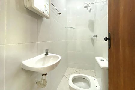 Banheiro de kitnet/studio para alugar com 1 quarto, 40m² em Caiçaras, Belo Horizonte