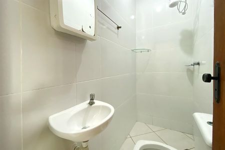 Banheiro de kitnet/studio para alugar com 1 quarto, 40m² em Caiçaras, Belo Horizonte