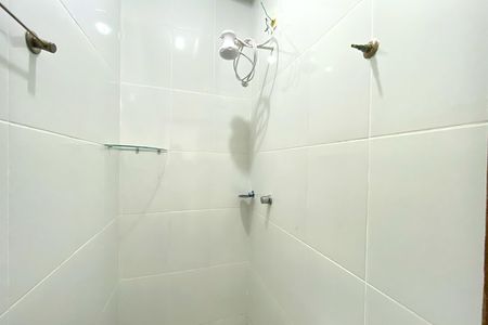 Banheiro de kitnet/studio para alugar com 1 quarto, 40m² em Caiçaras, Belo Horizonte