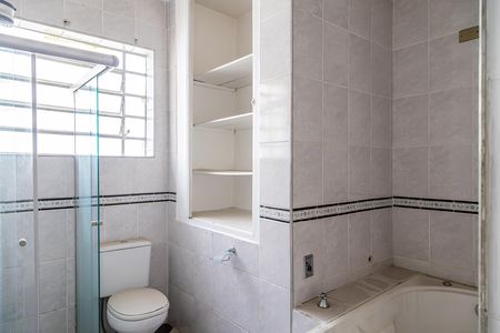 Casa à venda com 206m², 3 quartos e 2 vagas Casa à venda com 206m², 3 quartos e 2 vagasBanheiro
