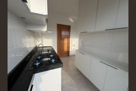 Cozinha de apartamento para alugar com 2 quartos, 85m² em Jardim Caguassu, São Paulo