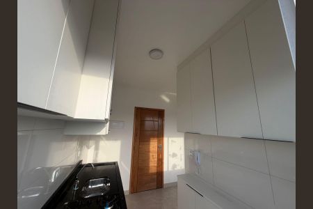 Cozinha de apartamento para alugar com 2 quartos, 85m² em Jardim Caguassu, São Paulo