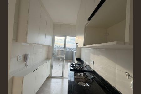 Cozinha de apartamento para alugar com 2 quartos, 85m² em Jardim Caguassu, São Paulo