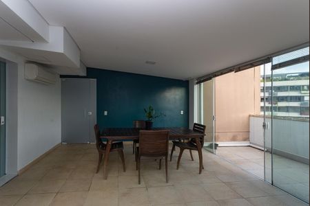 Apartamento à venda com 167m², 2 quartos e 3 vagas Apartamento à venda com 167m², 2 quartos e 3 vagasCobertura