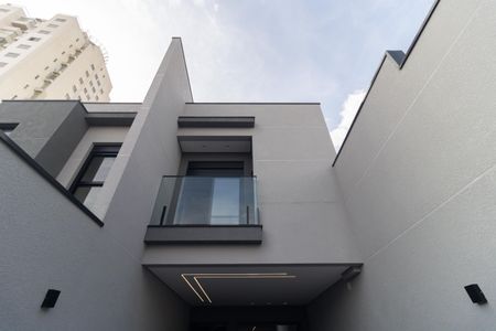 Casa à venda com 127m², 3 quartos e 2 vagas Casa à venda com 127m², 3 quartos e 2 vagasFachada
