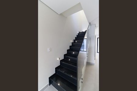 Casa à venda com 127m², 3 quartos e 2 vagas Casa à venda com 127m², 3 quartos e 2 vagasEscada