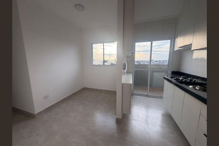 Cozinha de apartamento para alugar com 2 quartos, 64m² em Jardim Caguassu, São Paulo