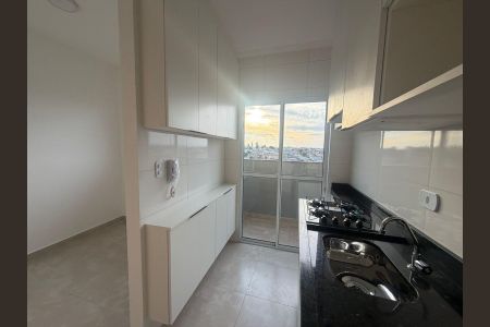 Cozinha de apartamento para alugar com 2 quartos, 64m² em Jardim Caguassu, São Paulo