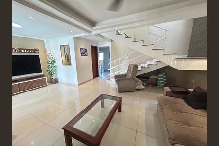 Casa à venda com 200m², 4 quartos e 3 vagasSala