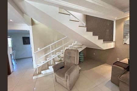 Casa à venda com 200m², 4 quartos e 3 vagasEscada