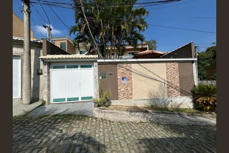 Casa à venda com 200m², 4 quartos e 3 vagasFachada + placa