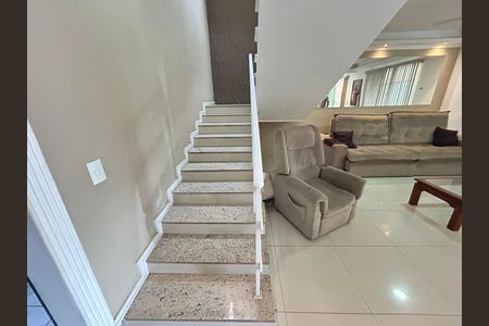 Escada de casa à venda com 4 quartos, 200m² em Vila Valqueire, Rio de Janeiro