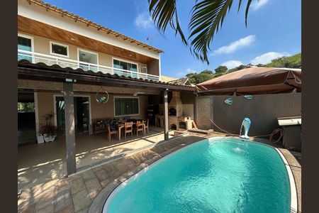 Casa à venda com 200m², 4 quartos e 3 vagasPiscina