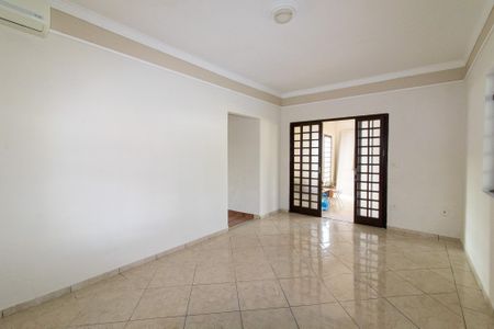 Casa para alugar com 110m², 3 quartos e 4 vagas