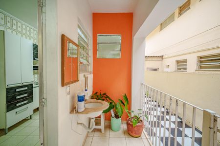Casa à venda com 150m², 4 quartos e 2 vagas Casa à venda com 150m², 4 quartos e 2 vagasCorredor lateral
