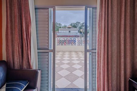 Casa à venda com 150m², 4 quartos e 2 vagas Casa à venda com 150m², 4 quartos e 2 vagasVaranda