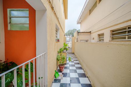 Casa à venda com 150m², 4 quartos e 2 vagas Casa à venda com 150m², 4 quartos e 2 vagasCorredor lateral
