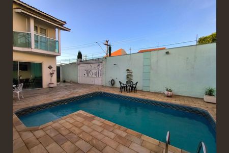 Casa à venda com 255m², 5 quartos e 4 vagas