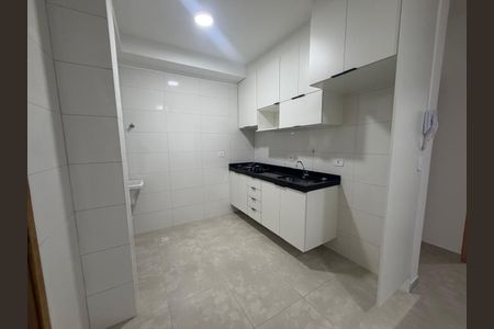 Cozinha de apartamento para alugar com 2 quartos, 56m² em Jardim Caguassu, São Paulo
