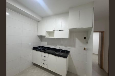 Cozinha de apartamento para alugar com 2 quartos, 56m² em Jardim Caguassu, São Paulo