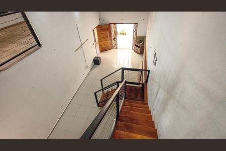 Casa à venda com 257m², 3 quartos e 2 vagas Casa à venda com 257m², 3 quartos e 2 vagasEscada