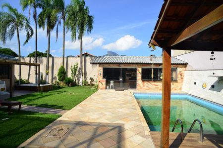 Casa de condomínio à venda com 716m², 5 quartos e 4 vagas Casa de condomínio à venda com 716m², 5 quartos e 4 vagasPiscina