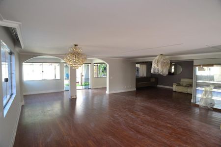 Casa de condomínio à venda com 716m², 5 quartos e 4 vagas Casa de condomínio à venda com 716m², 5 quartos e 4 vagasSala