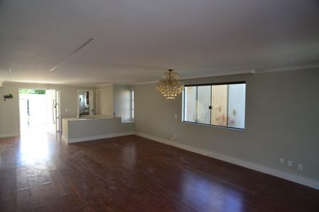 Casa de condomínio à venda com 716m², 5 quartos e 4 vagas Casa de condomínio à venda com 716m², 5 quartos e 4 vagasSala