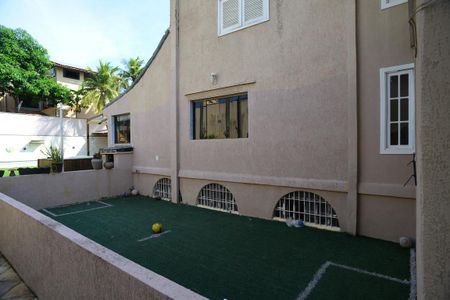 Casa de condomínio à venda com 716m², 5 quartos e 4 vagas Casa de condomínio à venda com 716m², 5 quartos e 4 vagasVista Externa