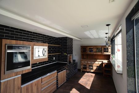 Casa de condomínio à venda com 716m², 5 quartos e 4 vagas Casa de condomínio à venda com 716m², 5 quartos e 4 vagasChurrasqueira